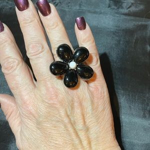 NWT Black Flower stretch ring with silver stretch band